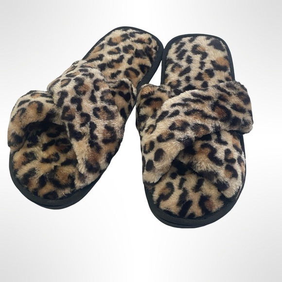 no brand Shoes - Unbranded Leopard Print Fuzzy Slippers M